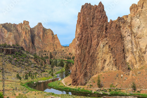 North America, United States, Oregon, Central Oregon,  Redmond, Terrebonne, Oregon. Smith Rock State Park. Crooked River. High Desert. Basalt rocks and cliffs.