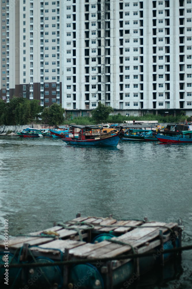 Obraz premium Boats Docked Near Modern High-Rise Building