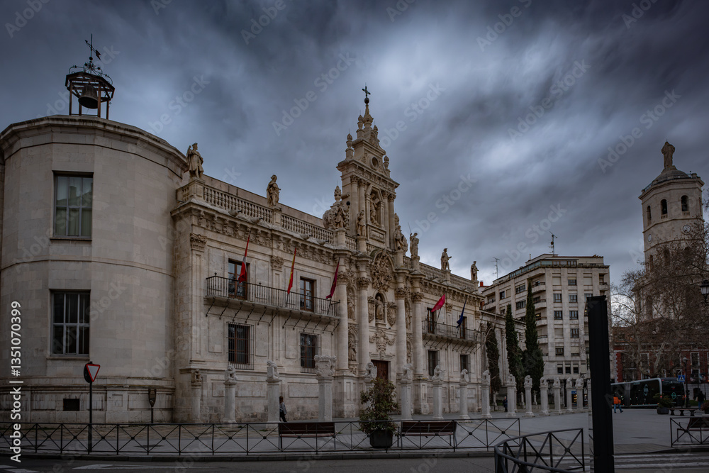 Obraz premium Ciudad histórica y monumental de Valladolid. Ciudad histórica europea de Valladolid. Valladolid monumental del pasado con un gran patrimonio histórico en España en Europa