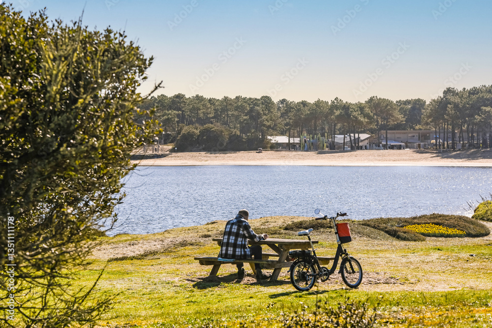 Obraz premium Mature man posing while cycling around the Vieux-Boucau lake in southwest France.