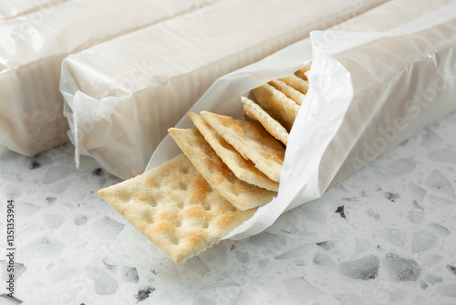 Foto A view of an opened package of saltine crackers.
