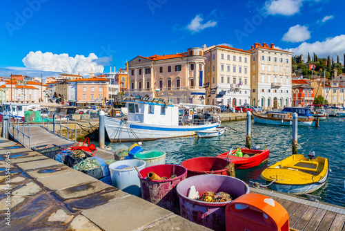 Foto Cityscape of Piran with fishing boats and nets in the foreground, Slovenia