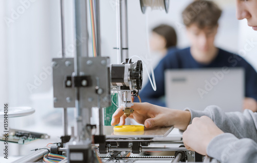 Obraz na płótnie Student printing 3D prototypes in the lab