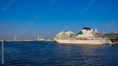 横浜　大桟橋に停泊するクルーズ船