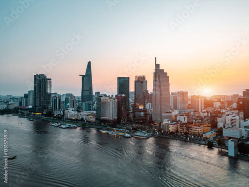 Cuadro en lienzo beautiful sunset over Ho Chi Minh city skyline and Saigon river, green tropical