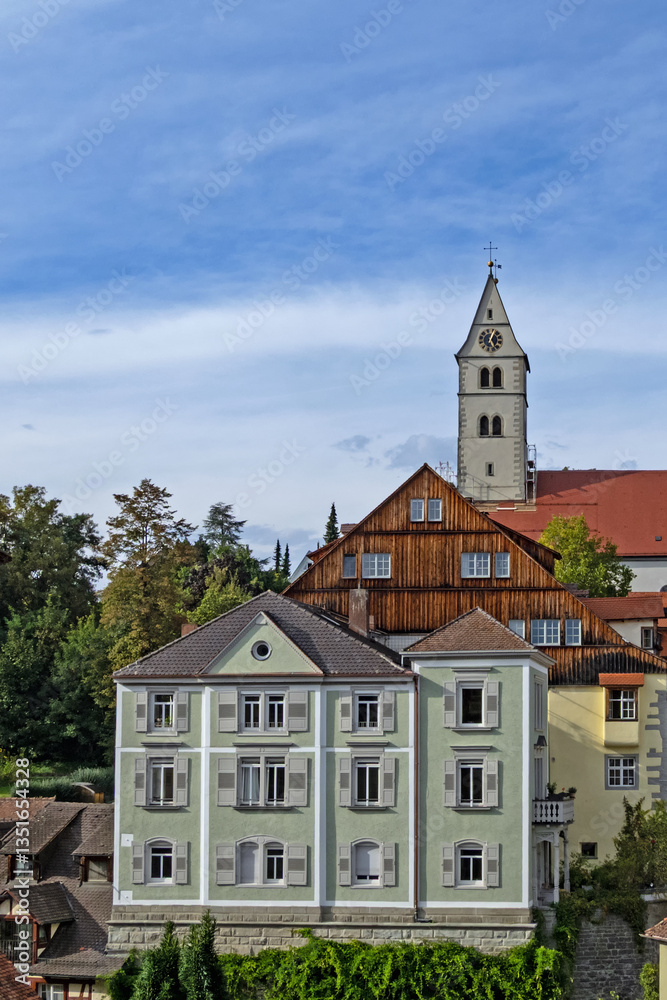 Obraz premium Blick auf die Stadt Meersburg am Bodensee mit der Stadtpfarrkirche Mariä Heimsuchung, Deutschland