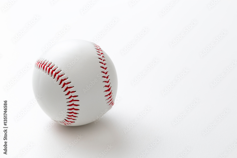 白背景に野球のボール 白背景に野球のボール