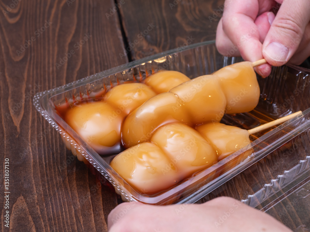 プラスチック容器に入っている和菓子。甘い醤油タレの