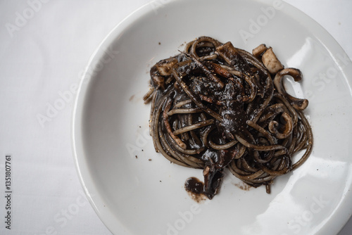 Obraz na płótnie イカ墨パスタ。黒いイカスミソースのスパゲッティ。 w salonie
