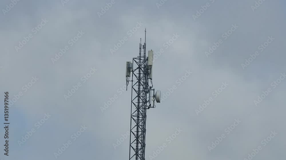 Time-lapse Dinâmico: Antena de Telecomunicações e Nuvens Velozes no Céu Brasileiro