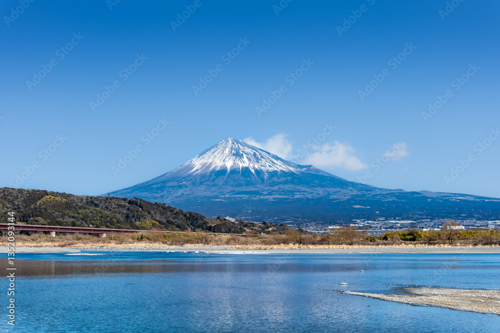 Naklejka premium 富士川の流れと冬の富士山, 