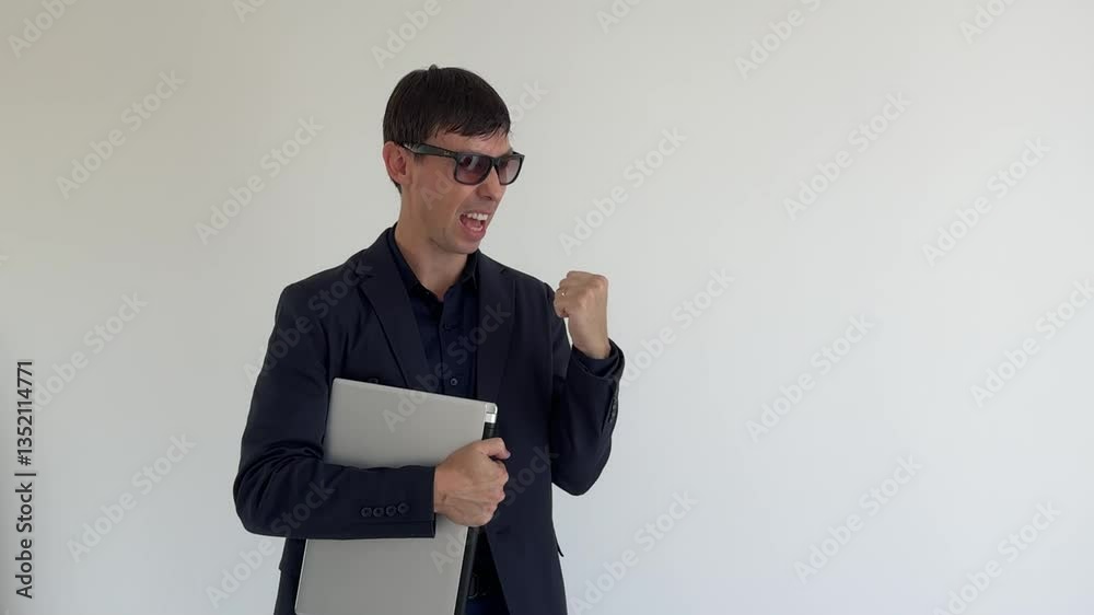 homem de negócios com computador portatil 