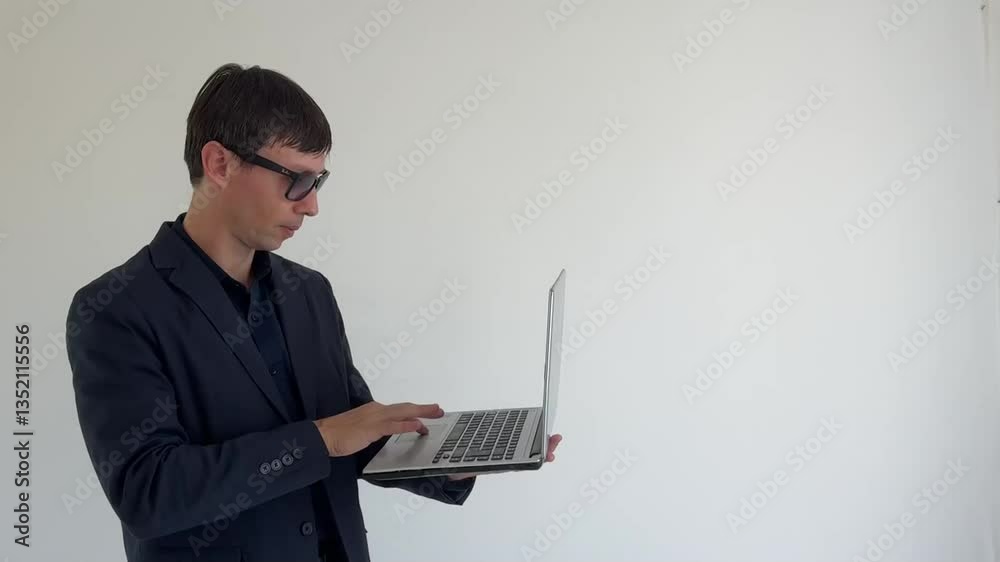 homem de negócios com computador portatil 
