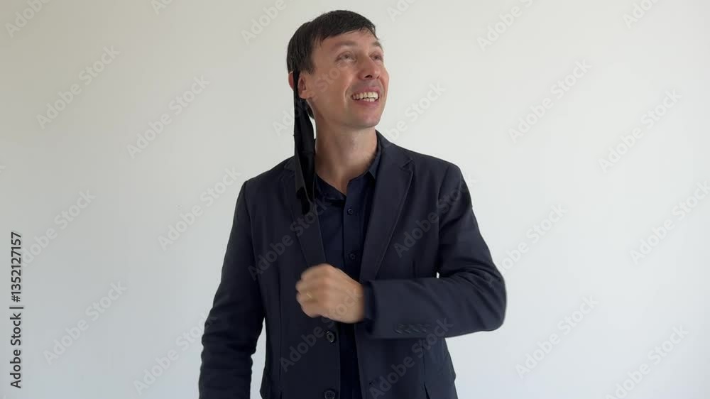homem tira mascara e comemora final de covid 