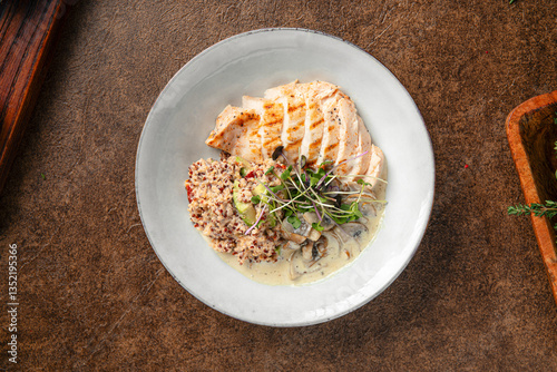 Obraz na płótnie Portion of healthy quinoa dish with creamy chicken breast w salonie