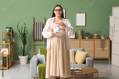 Pregnant young woman with p...