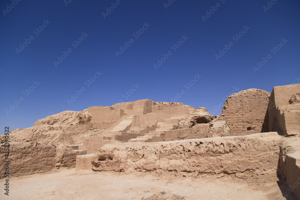 Fototapeta premium View of the ruins of the Toprak Kala fortress in Uzbekistan