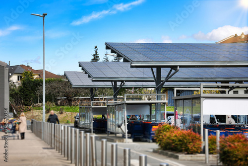 Panneau solaire sur une toiture de parking d'un centre commercial, équipement panneau solaire