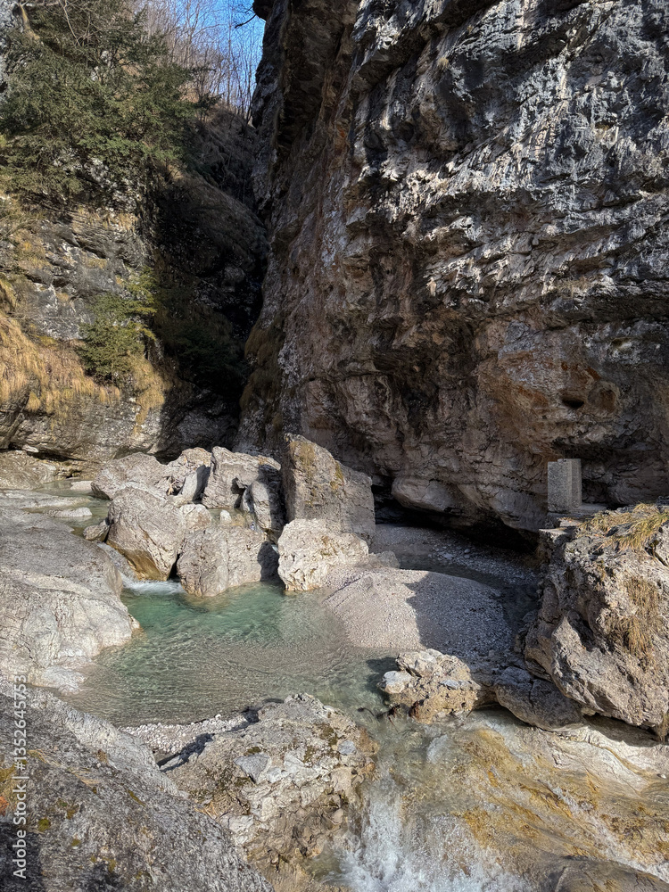 Obraz premium Grotto: Rock Formations and Pool 