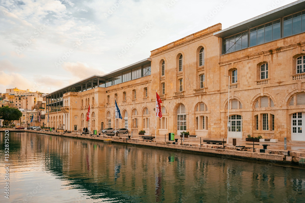 Obraz premium A Canal In Conspicuous In Malta. The Three Cities, Temples and Blue Grotto. This tour allows you to visit The Three Cities, which consists of Senglea, Cospicua and Vittoriosa (Birgu), and other Malta 
