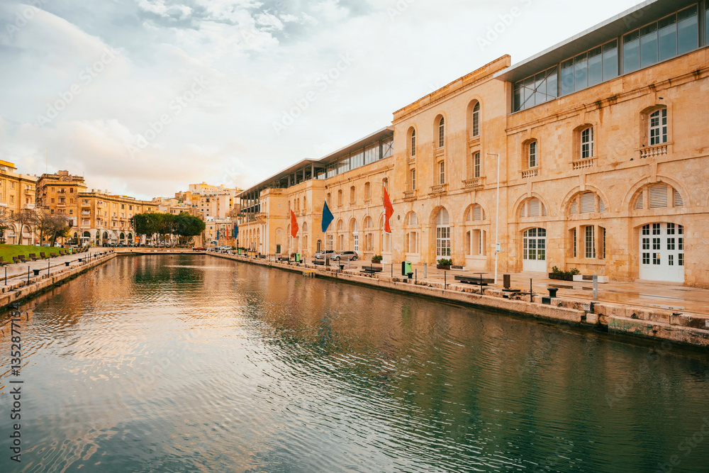 Naklejka premium Spectacular view of the moored sailing yachts in seaport Vittoriosa and St. Lawrence's Catholic Church. Location place Birgu harbour, Malta, Europe. Photo wallpapers. Discovery the beauty of earth.