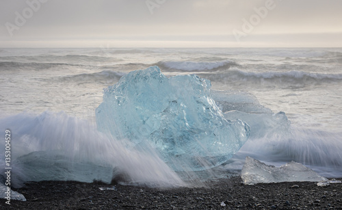 Obraz na płótnie My beloved Iceland, and its Diamond Beach with the ice playing with the waves! w salonie