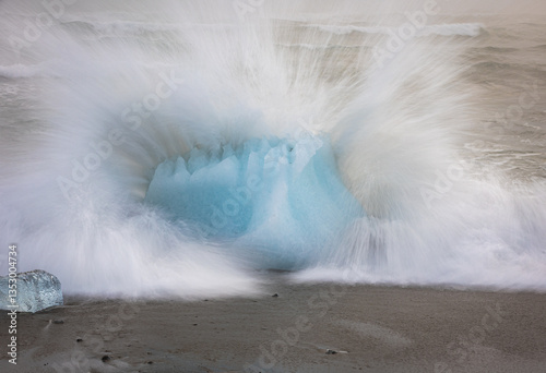 Obraz na płótnie My beloved Iceland, and its Diamond Beach with the ice playing with the waves! w salonie