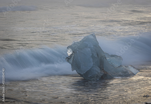 Obraz na płótnie My beloved Iceland, and its Diamond Beach with the ice playing with the waves! w salonie