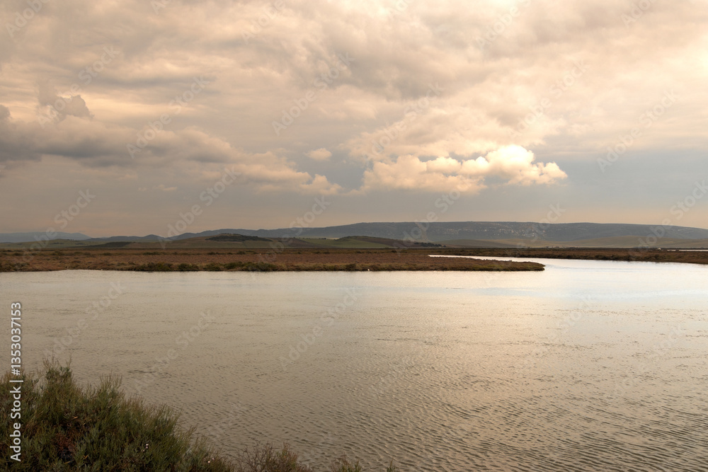 Fototapeta premium Nubes en el horizonte cargadas de agua