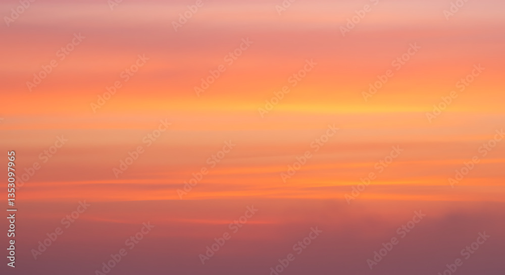 Obraz premium Soft, blurred sunset sky background with pastel colors, perfect for serene, calming, and peaceful designs.