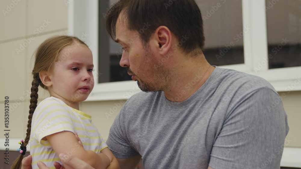 Vidéo Stock Father comforting his crying daughter, emotional moment ...