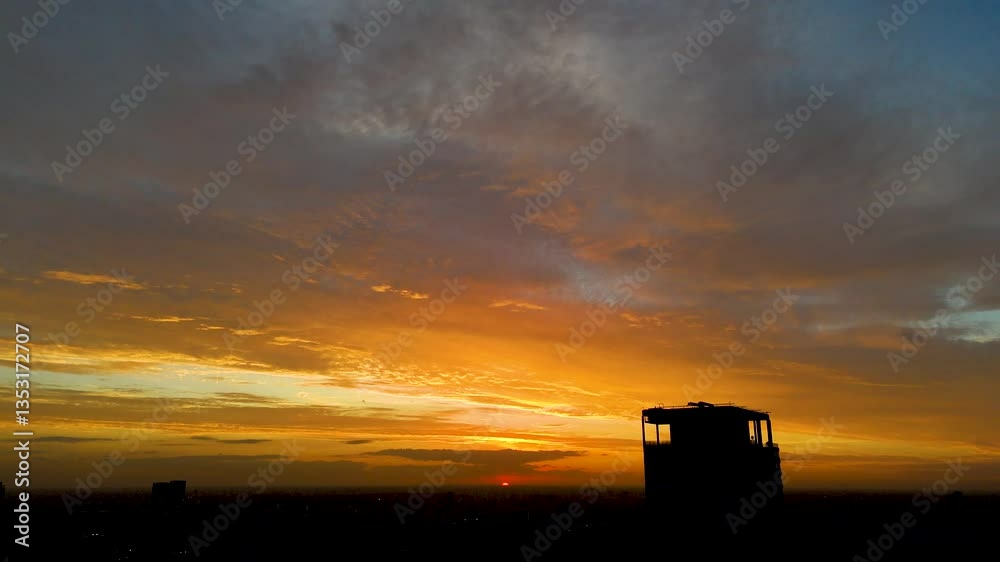 Toma del atardecer en una gran ciudad, cielo anaranjado, sol a lo lejos, paisaje urbano, luces del atardecer, viajes, ciudad, belleza, turismo.