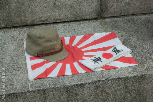 Cuadro en lienzo Japanese soldier's military cap, banner with words of kamikaze, and national fla