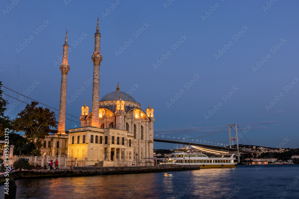 Obraz premium Evening at Ortakoy Mosque in Istanbul, Turkey