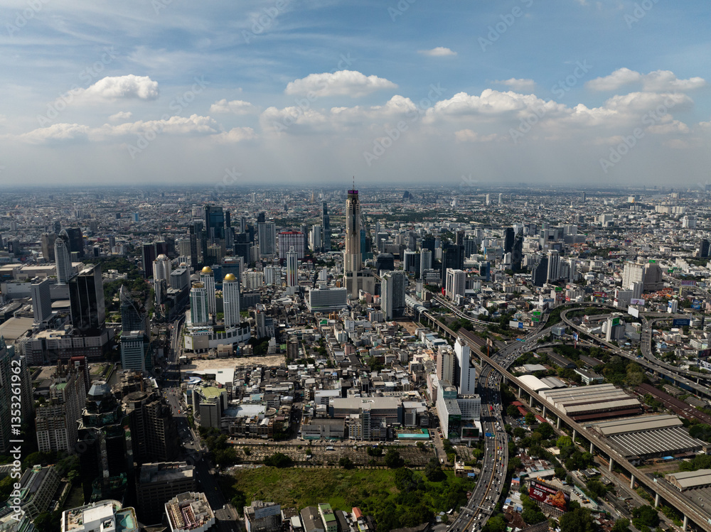 Obraz premium Panoramic view of a city skyline highlighting urban greenery and tall buildings under a bright sky. Bangkok, Thailand.