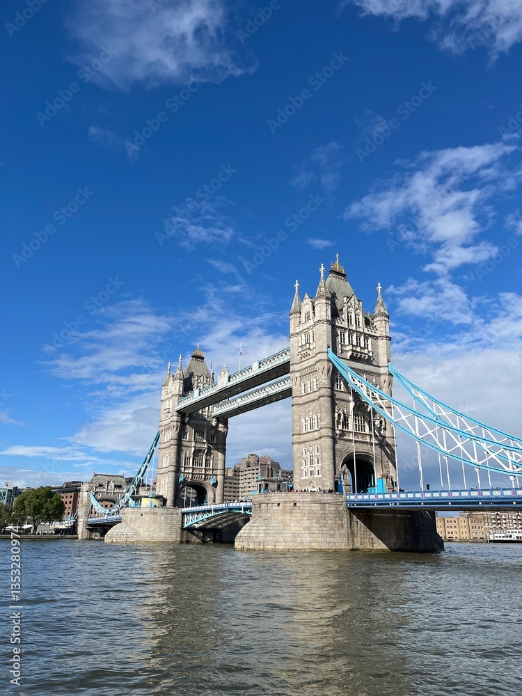 Obraz premium Tower Bridge under blue sky (portrait)