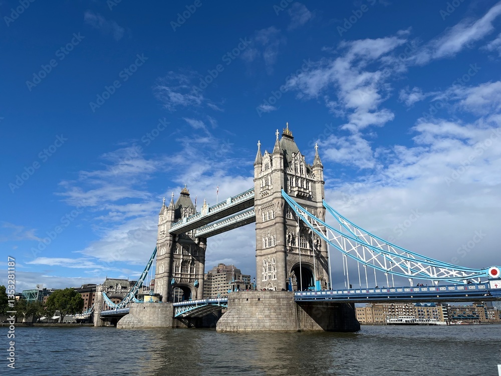 Obraz premium Tower Bridge under blue sky (landscape)