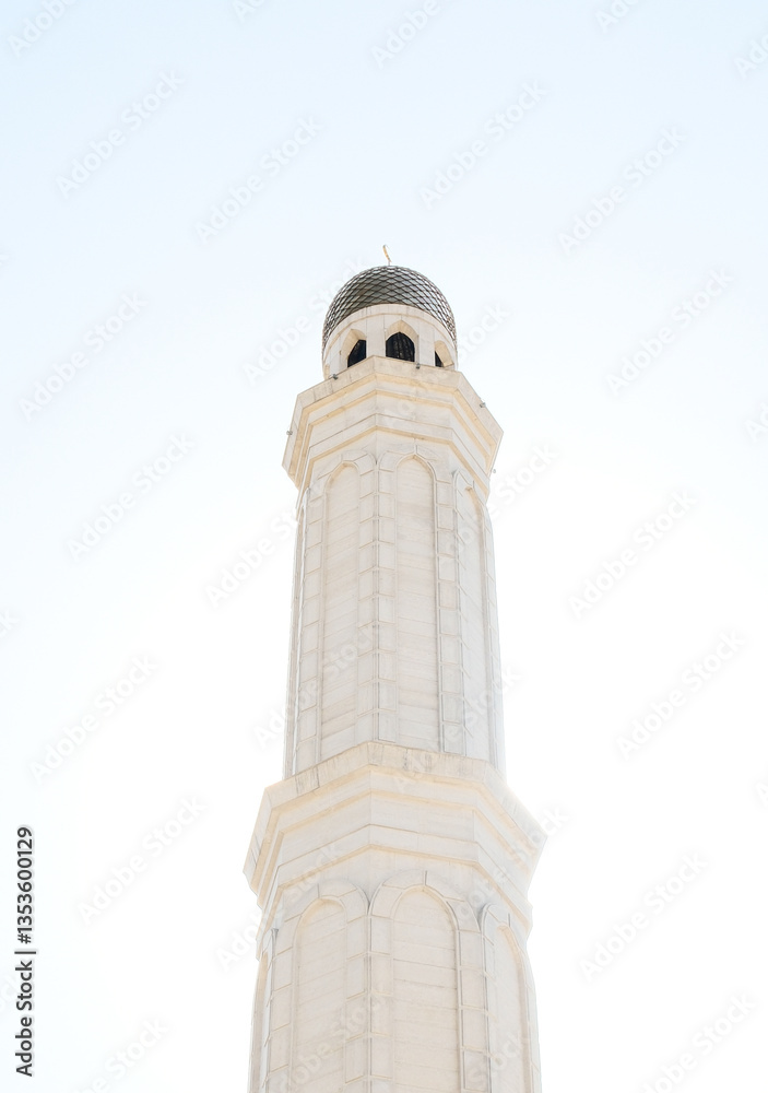 Fototapeta premium A serene white mosque minaret against a bright sky