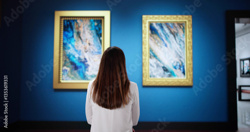 Obraz na plátně The young woman in the contemporary art gallery is exploring vibrant paintings