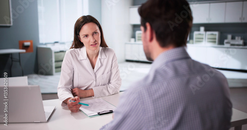 Foto Consultation between male physician and female patient