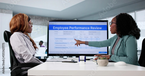Fotografi Employee receives excellent review for performance