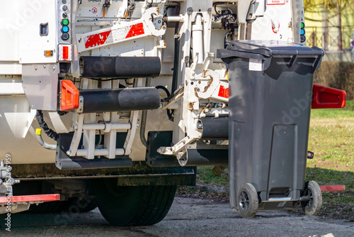 Valokuva presentation of a modern electric garbage truck with a modern working mechanism