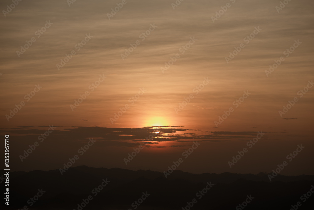 Obraz premium Sunrise in the morning from a high angle view on the mountain.