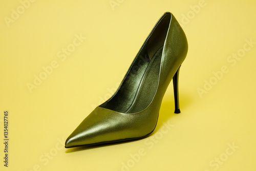 Obraz na płótnie Green high hill shoe against yellow background. w salonie