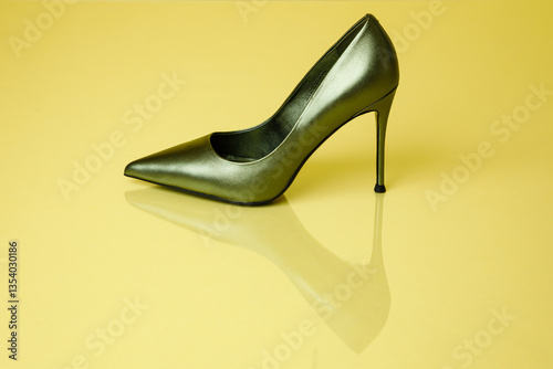 Obraz na płótnie Green high hill shoe against yellow background. w salonie