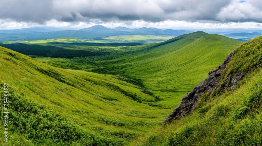 Naklejka premium Lush Green Mountain Valley Landscape under Cloudy Sky