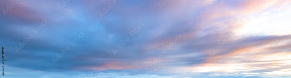 Obraz premium Beautiful blue sky with a few clouds and a pinkish hue