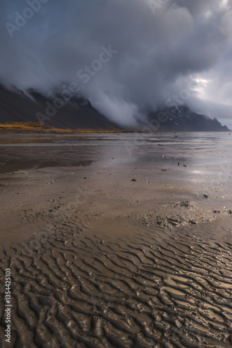 Obraz na płótnie Iceland's diverse landscape features majestic mountains, dramatic coastlines, glaciers, and volcanic fields. A land of contrasts, where fire meets ice, offering breathtaking views for nature and trave w salonie