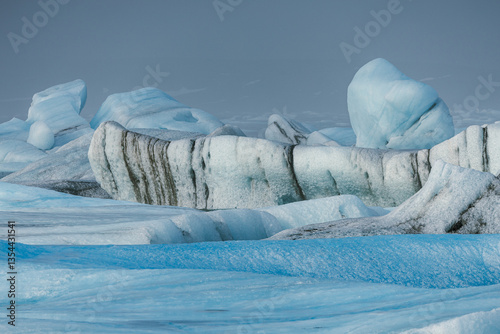Obraz na płótnie Glacial mountains in Iceland, showcasing rugged peaks and icy landscapes. A breathtaking view of nature's raw power, shaped by time and elements. Perfect for travel, adventure, and nature themes. w salonie