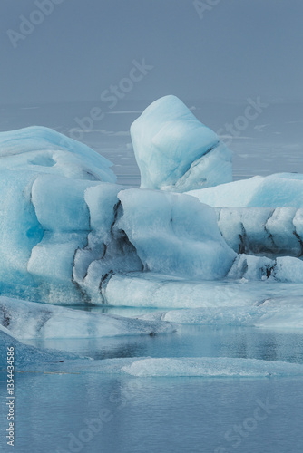 Obraz na płótnie Glacial mountains in Iceland, showcasing rugged peaks and icy landscapes. A breathtaking view of nature's raw power, shaped by time and elements. Perfect for travel, adventure, and nature themes. w salonie